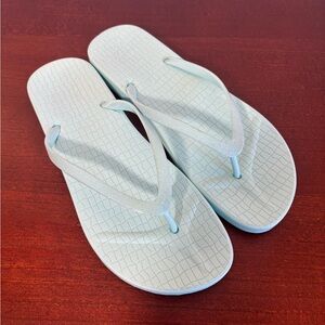Sun & Sky Women's Size 9-10 Light Blue/Teal Iridescent Flip Flops